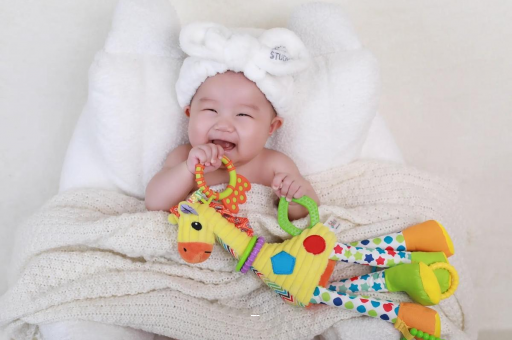 贵港四个月宝宝揉眼睛